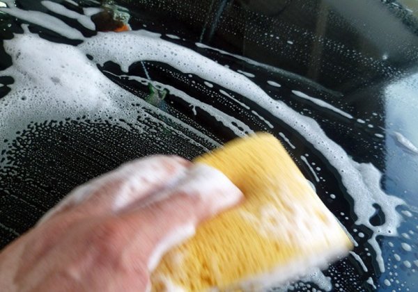 黄砂が車についた場合の対処は！車に付着した黄砂を通常の洗車で洗い落としている人も多いようですが、黄砂はただの汚れではないので、安易に洗ってし...